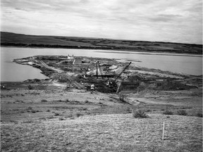 0418 throwback thursday River_Dam_construction