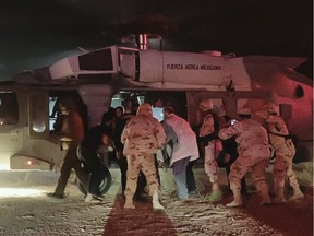 Handout picture released by the Health Secretary of Sonora state press office showing Medical personnel of the Health Secretary and of the Mexican Air Force transfering five members of the Lebaron family after being injured during an gunmen ambush in the limits of Sonora and Chihuahua in Hermosillo, Mexico, on November 5, 2019. - US President Donald Trump offered Tuesday to help Mexico "wage war" on its cartels after three women and six children from an American Mormon community were murdered in an area notorious for drug traffickers. (Photo by HO / Secretary of Health of State of Sonora / AFP)