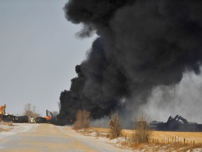 De la fumée s'échappe de l'épave d'un train déraillé du Chemin de fer Canadien Pacifique transportant du pétrole brut, près de Guernesey (Saskatchewan), Canada le 9 décembre 2019. REUTERS/Kayle Neis