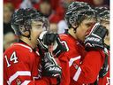Neapmierinātie kanādiešu spēlētāji Džordans Eberle (14) un Kanādas komandas Breidens Šenns (10) pēc zelta medaļas zaudēšanas 2010. gada IHF pasaules hokeja čempionātā Saskatūnā Credit Union Center.  Otrdiena, 2010. gada 5. janvāris.