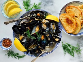 Classic steamed mussels with white wine