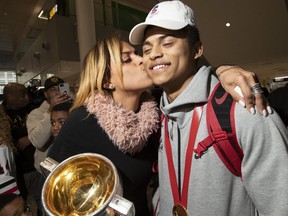 Akil Thomas a kiss from his proud mom Akilah on Jan. 6, 2020 at Toronto's Pearson International Airport. (Stan Behal/Toronto Sun)