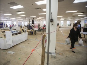 BESTPHOTO  SASKATOON,SK-- MAY 23/2020-0525 news farmers market- Shoppers at the the Saskatoon FarmersÕ Marke, which reopened with COVID-19 safety measures in place, in Saskatoon, SK on Saturday, May 23, 2020.