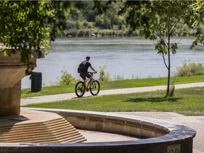 Saskatoon city council voted to scrap a controversial one-metre buffer between cyclists and pedestrians on Monday.