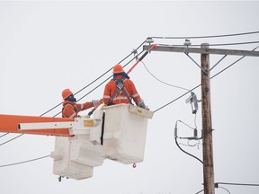 REGINA, SASK : January 15, 2021 -- A SaskPower crew works to restore power in the Douglas Park neighbourhood of in Regina, Saskatchewan on Jan. 15, 2020. BRANDON HARDER/ Regina Leader-Post