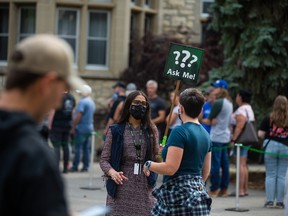 It’s move-in day for residences on the U of S campus on Aug. 31, 2021. Residence Advisor Palak Dhillon holds an “Ask Me!” sign and answers questions near the residence buildings.
