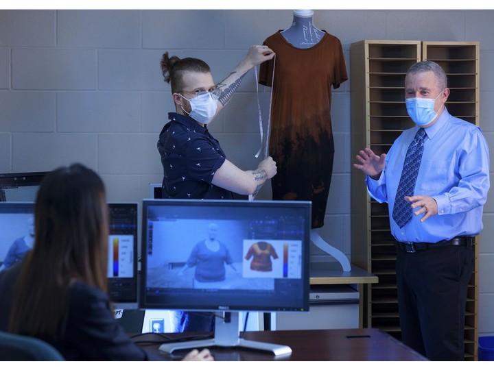  Raymond Spiteri (right) works with members of his team at the University of Saskatchewan’s department of computer science to develop a system using digital avatars to help people determine how clothes purchased online might fit. David Stobbe / Stobbe Photo