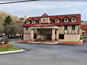 Baymont Inn and Suites located in Helen, Georgia has been removed from Hotels.com for kicking out two guests over a bad review.