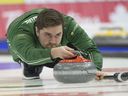 Le capitaine Matt Dunstone, de Regina, participe au tirage 4 contre l'équipe Jacobs aux essais olympiques canadiens à Saskatoon, le 21 novembre 2021. (Curling Canada / Michael Burns)