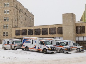 SASKATOON, SK - 13 DE ENERO DE 2022 - 0114 Noticias Aumento de SHA - Las ambulancias se encuentran afuera de la entrada de emergencia del Royal University Hospital en Saskatoon, SK, el jueves 13 de enero de 2022.