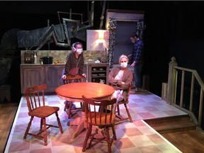 De gauche à droite : Les comédiens Hannah Forest Briand (dans le rôle de La Petite), Geneviève Langlois (Marthe) et Félix LeBlanc (Fred) sur le plateau de Flush de La Troupe du Jour. (Crédit photo : Gabrielle Dufresne)