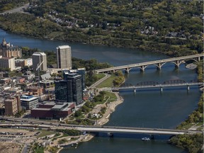 Vue aérienne du centre-ville de Saskatoon avec le Traffic Bridge visible au centre.  Prise le 13 septembre 2019.