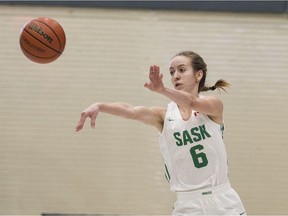 La garde des Huskies de l'Université de la Saskatchewan, Katriana Philipenko, passe le ballon contre le Heat de l'Université de la Colombie-Britannique-Okanagan lors de l'action de basketball féminin U Sport au PAC sur le campus de l'U de S à Saskatoon le vendredi 31 janvier 2020.