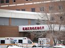 Des ambulances sont garées à l'extérieur de l'hôpital général de Regina en janvier.