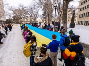 Les étudiants du campus de l'U de S portent un immense drapeau ukrainien en solidarité avec le pays.