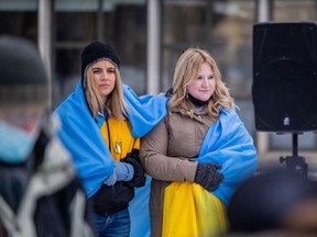 Marta Krueger, à gauche, et Jensen Beaudoin, à droite, disent que la culture et la parenté les lient à l'Ukraine.