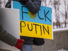 Une pancarte colorée lors d'une récente manifestation contre l'invasion de l'Ukraine par la Russie lors d'un récent rassemblement à Saskatoon.