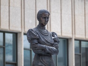 Une statue de Lesya Ukrainka, célèbre poétesse et militante ukrainienne, se dresse sur le campus de l'Université de la Saskatchewan.