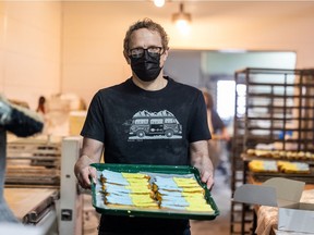 Keith Jorgensen, propriétaire de Nestor's Bakery, a amassé plus de 10 000 $ pour la Canadian Ukrainian Foundation en vendant des caleçons longs décorés de drapeaux ukrainiens