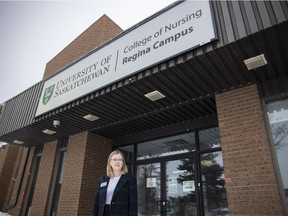 La Dre Helen Vandenberg représente un portrait à l'extérieur du campus de l'U of S College of Nursing Regina le lundi 7 mars 2022 .