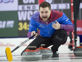 Matt Dunstone du Highland Curling Club, montré lors du match de mercredi matin avec Brendan Bottcher d'Équipe Canada, a une fiche de 6-1 au Brier 2022.