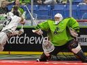 Le gardien de but du Saskatoon Rush, Eric Penney, tente de bloquer un tir au cours du premier quart d'action contre les Warriors de Vancouver au SaskTel Centre.  Photo prise à Saskatoon le samedi 9 avril 2022.