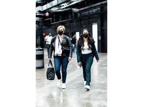 Tenneya Martin photographiée entrant dans la Scotiabank Arena de Toronto aux côtés de Jennifer Quinn, directrice des communications des Raptors de Toronto.