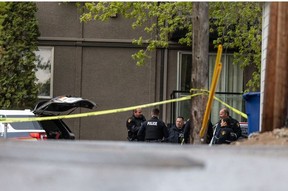 La police est sur les lieux du pâté de maisons 700 de Melrose Avenue après des informations faisant état de coups de feu.  À son arrivée, la police a découvert un homme décédé derrière l'immeuble et un autre homme blessé aurait été emmené à l'hôpital de la ville.  Photo prise à Saskatoon, SK, le jeudi 19 mai 2022.