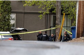 La police est sur les lieux du pâté de maisons 700 de Melrose Avenue après des informations faisant état de coups de feu. À son arrivée, la police a découvert un homme décédé derrière l'immeuble et un autre homme blessé aurait été emmené à l'hôpital de la ville. Photo prise à Saskatoon, SK, le jeudi 19 mai 2022.
