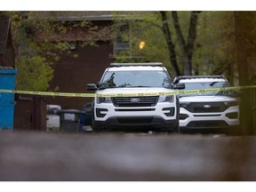La police est sur les lieux du pâté de maisons 700 de Melrose Avenue après des informations faisant état de coups de feu. À son arrivée, la police a découvert un homme décédé derrière l'immeuble et un autre homme blessé aurait été emmené à l'hôpital de la ville. Photo prise à Saskatoon, SK, le jeudi 19 mai 2022.