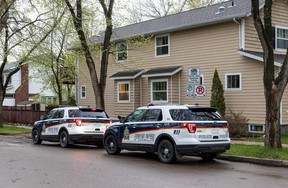La police est sur les lieux du pâté de maisons 700 de Melrose Avenue après des informations faisant état de coups de feu.  À son arrivée, la police a découvert un homme décédé derrière l'immeuble et un autre homme blessé aurait été emmené à l'hôpital de la ville.  Photo prise à Saskatoon, SK, le jeudi 19 mai 2022.