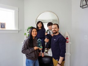 Amy Kaban pozuoja su savo vyru ir dviem vaikais po to, kai gavo „Sobeys“ geriausio vietinio tiekėjo apdovanojimą už „Parkerview Brews“.
