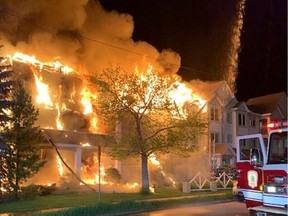 Les pompiers de Saskatoon se sont attaqués à un énorme incendie dans un immeuble en copropriété de la 108e rue et de l'avenue Bryans à Saskatoon aux premières heures du samedi 28 mai 2022.