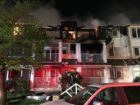 Les pompiers de Saskatoon se sont attaqués à un énorme incendie dans un immeuble en copropriété de la 108e rue et de l'avenue Bryans à Saskatoon aux premières heures du samedi 28 mai 2022.