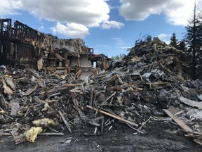 Un incendie a détruit l'immeuble en copropriété Twin Peaks au coin de la 108e rue et de l'avenue Bryans à Saskatoon le samedi 28 mai 2022. Photo de Zak Vescera/Saskatoon StarPhoenix
