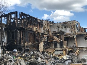 Un incendie a détruit l'immeuble en copropriété Twin Peaks au coin de la 108e rue et de l'avenue Bryans à Saskatoon le samedi 28 mai 2022. Photo de Zak Vescera/Saskatoon StarPhoenix