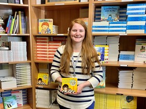 Rochelle Browett, coordonnatrice de la promotion de la santé, avec ses étagères de livres à distribuer aux familles du nord de la Saskatchewan.