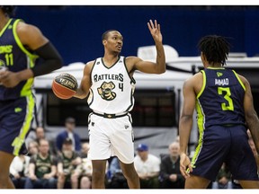 Le garde des Rattlers de la Saskatchewan, Tony Carr, cherche une passe lors de l'action CEBL du premier quart contre les Lions de la rivière Niagara à Saskatoon le mercredi 25 mai 2022.