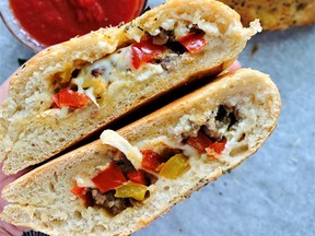 Calzone z kiełbasą i papryką dobrze komponują się z sosem marinara lub pizza.