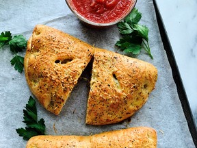 Calzone z kiełbasą i papryką świetnie nadają się do zamrażania do przyszłych posiłków.