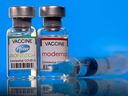 Des flacons avec des étiquettes de vaccins contre la maladie à coronavirus Pfizer-BioNTech et Moderna (COVID-19) sont visibles sur cette photo d'illustration prise le 19 mars 2021.