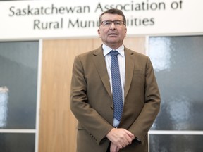 Le président de l'ARM, Ray Orb, qui est également le préfet de la municipalité rurale de Cupar, se tient dans le hall du bureau de l'Association des municipalités rurales de la Saskatchewan à Regina.  TROY FLEECE / Régina Leader-Post