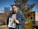 Mike McGuire hält ein Foto seiner Mutter Lois in der Hand.  Lois starb Anfang dieses Monats im St. Paul's Hospital, nachdem sie wegen eines scheinbar routinemäßigen Gesundheitsproblems ins Krankenhaus eingeliefert worden war.  Das Foto wurde am Freitag, den 25. März 2022 in Saskatoon, SK, aufgenommen.