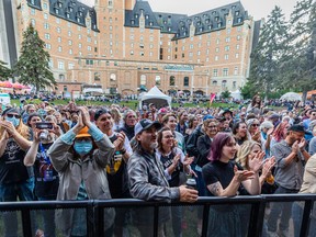 Les festivaliers applaudissent Lucinda Williams lors de la soirée d'ouverture du SaskTel Saskatchewan Jazz Festival à Saskatoon, SK, le jeudi 30 juin 2022.