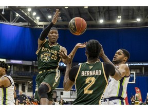 Saskatchewan Rattlers Guard Scottie Lindsey passt den Ball während der CEBL-Aktion im ersten Quartal am Freitag in Saskatoon an D'Andre Bernard.