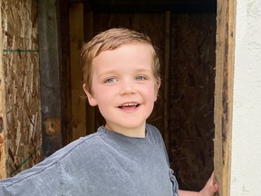 5歳のドーソンロメオは、ハドソン湾の地方自治体に行方不明です。 彼の身長は約42インチで、スリムな体型とブロンドの髪をしています。 彼は自閉症で非言語的ですが、音を出し、2022年7月29日に最後に見られたときは服を着ていませんでした。