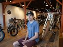 Greg Sparrow a ouvert Vintage Iron Cycles à Riversdale en juin 2022, un endroit pour acheter des vélos et des scooters électriques.