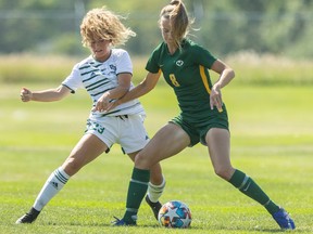 Dans cette photo d'archive, Kieran McKercher (23 ans) des Huskies de l'Université de la Saskatchewan se bat pour le ballon avec Brooke Lang (8 ans) des Pandas de l'Université de l'Alberta lors d'un match à Saskatoon le 20 août 2022.