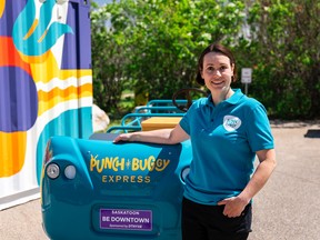 Claire Miller (photo) et Zoe Arnold ont lancé Punch Buggy Express en juin 2022, un bus à pédales pour 10 enfants, qui circule le long du sentier Meewasin au centre-ville de Saskatoon.  Les enfants, ainsi que les parents qui les accompagnent, peuvent profiter d'arrêts d'interprétation et d'un environnement extérieur amusant.