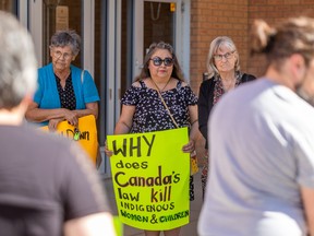 Gemeindemitglieder versammelten sich vor dem Gerichtsgebäude der Provinz Saskatoon, um ihre Unterstützung für eine 48-jährige Mutter zu zeigen, die beschuldigt wird, am 2. September 2022 in Saskatoon ein Kind entführt zu haben.